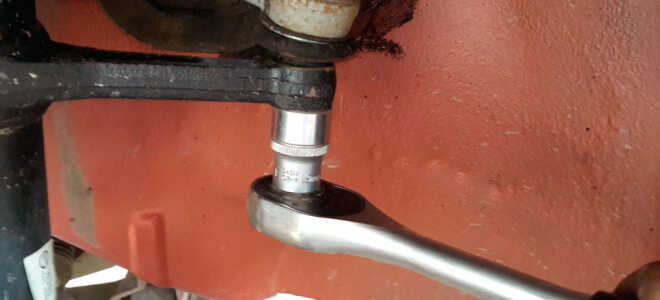 Замена амортизатора передней подвески на Ладе Гранта