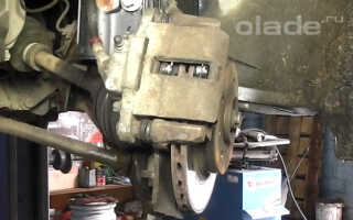 Замена скобы суппорта переднего тормозного механизма