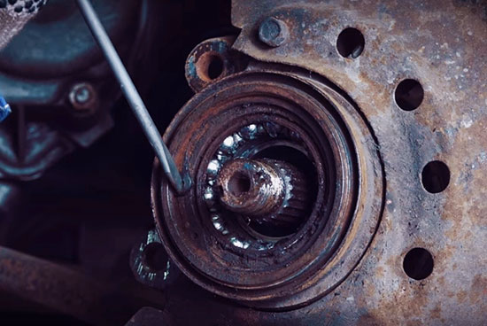 Отверткой срываем стопорное