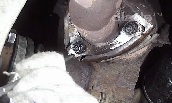 Отогнуть кромки стопорной пластины Лады