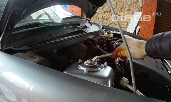 Центральная гайка стойки Приора