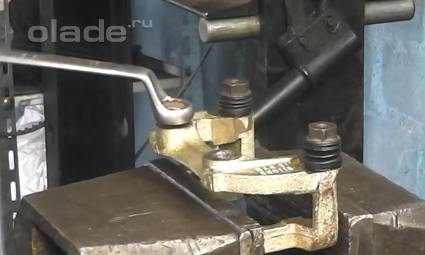 Направляющие скобы суппорта Лады Калина