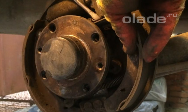 Снимите отверткой прижимную пружину с другой стороны