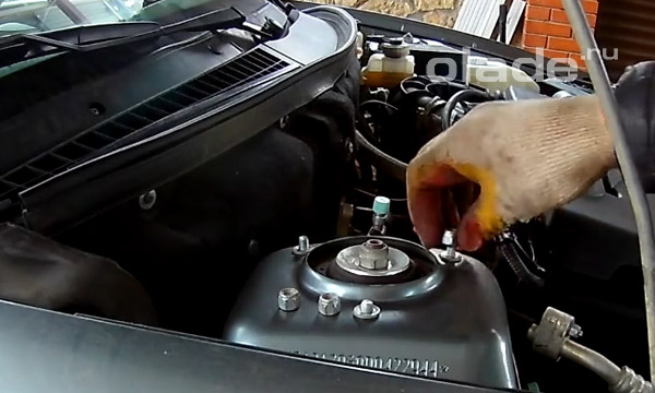 Полностью откручиваем гайки