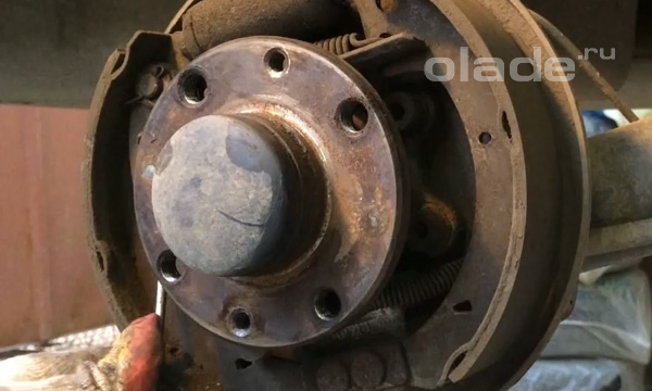 Снимите отверткой прижимную пружину с другой стороны