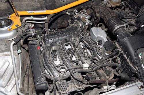 Откройте капот снимите пластиковую кришку