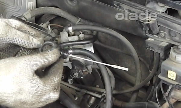 Извлекать щуп из заливного отверстия КПП Лады