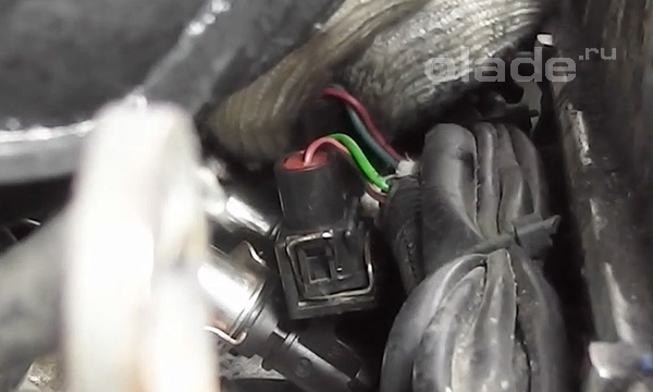 Присоединение разъемов форсунок Лада