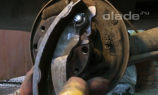 Переставьте планку ручника на новую колодку