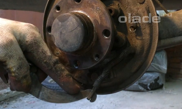 Оденьте трос ручного тормоза