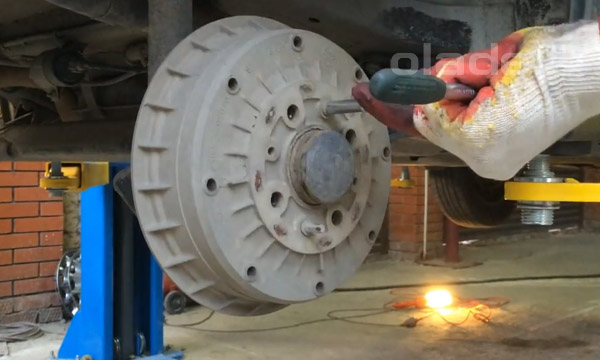 Снимите задний барабан