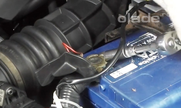 Снять клемму с аккумулятора Лады