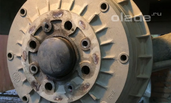 Установите тормозной барабан