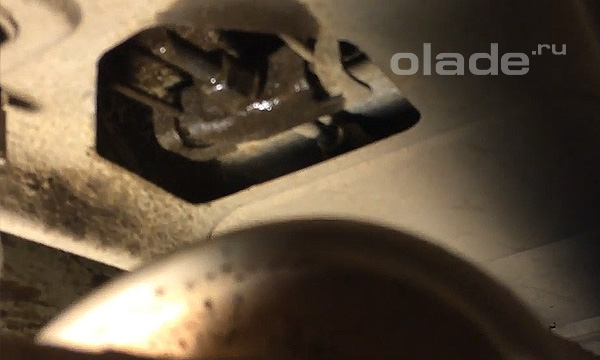 Ослабьте на пару витков гайку ручника, предварительно сняв подушку глушителя