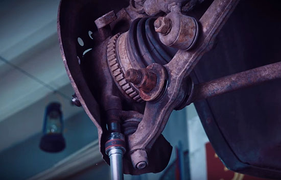 Откручиваем два болта крепления шаровой опоры