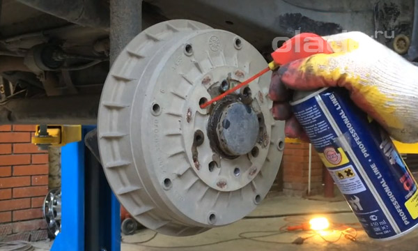 Желательно обработать поверхность и отверстия «вэдэшкой»