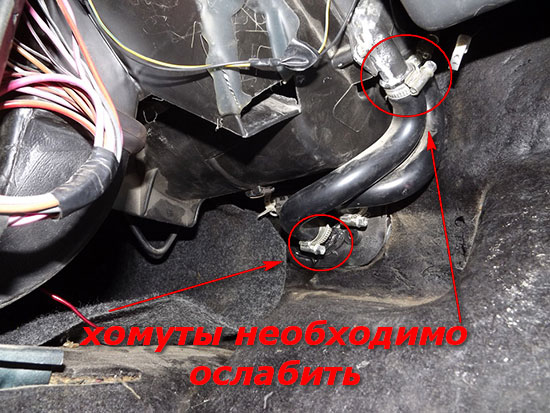 Отверткой откручиваем хомуты
