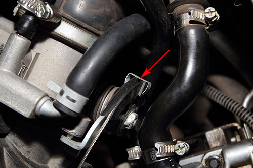 Поддеваем фиксатор отверткой