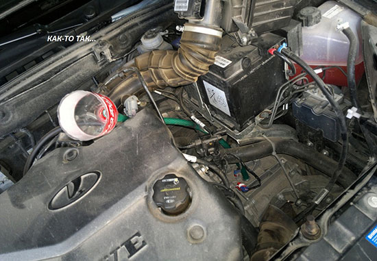 Установили лейку, заливаем масло в котообку Установили лейку, заливаем масло в котообку