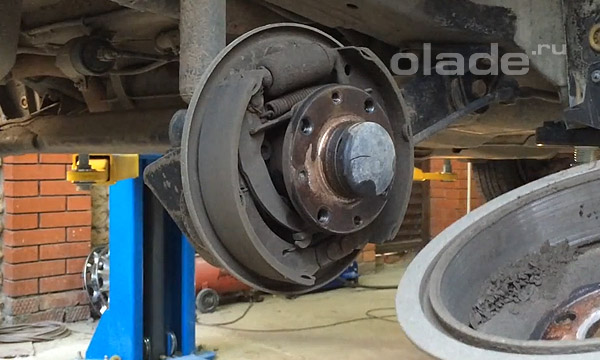 Снимите задний барабан