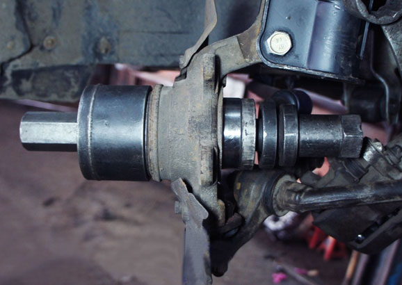 Выпрессовываем ступичный подшипник