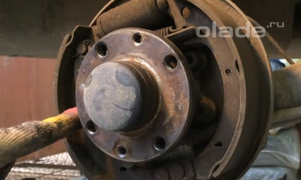 Снимите отверткой прижимную пружину с другой стороны