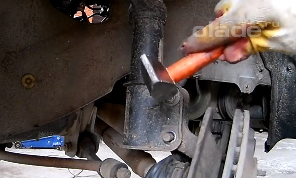 Выбиваем молотком болты