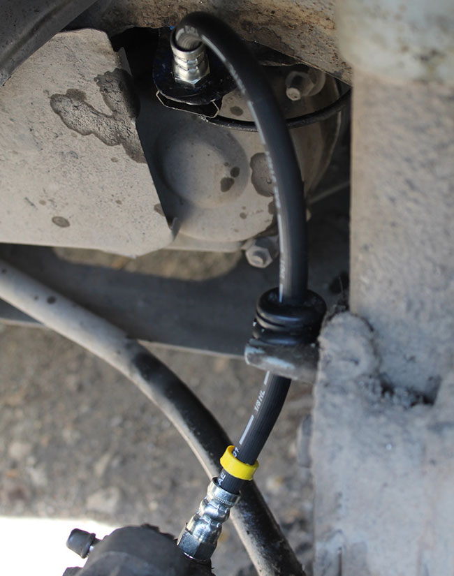 Новый тормозной шланг установлен на место