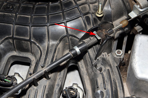 Регулируем степень натяжки тросика газа