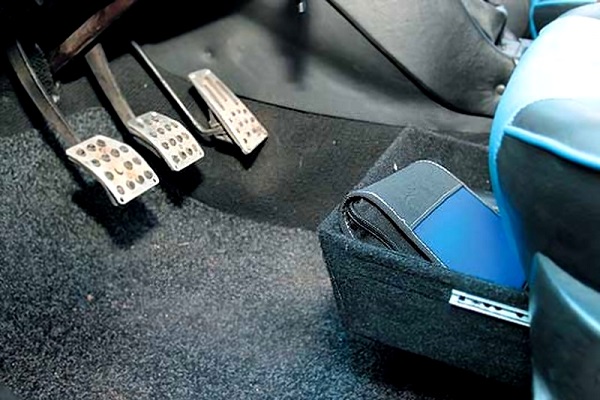 Ковролин в салоне авто