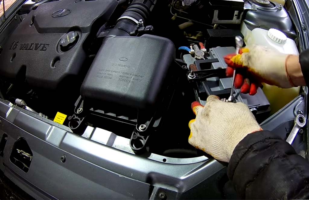 Как снять воздушный фильтр на Лада Приора, снимите минусовую клемму