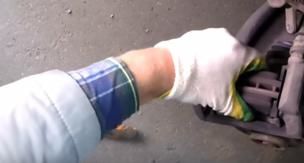 Замена переднего тормозного суппорта на Ладе Веста (фото 8)